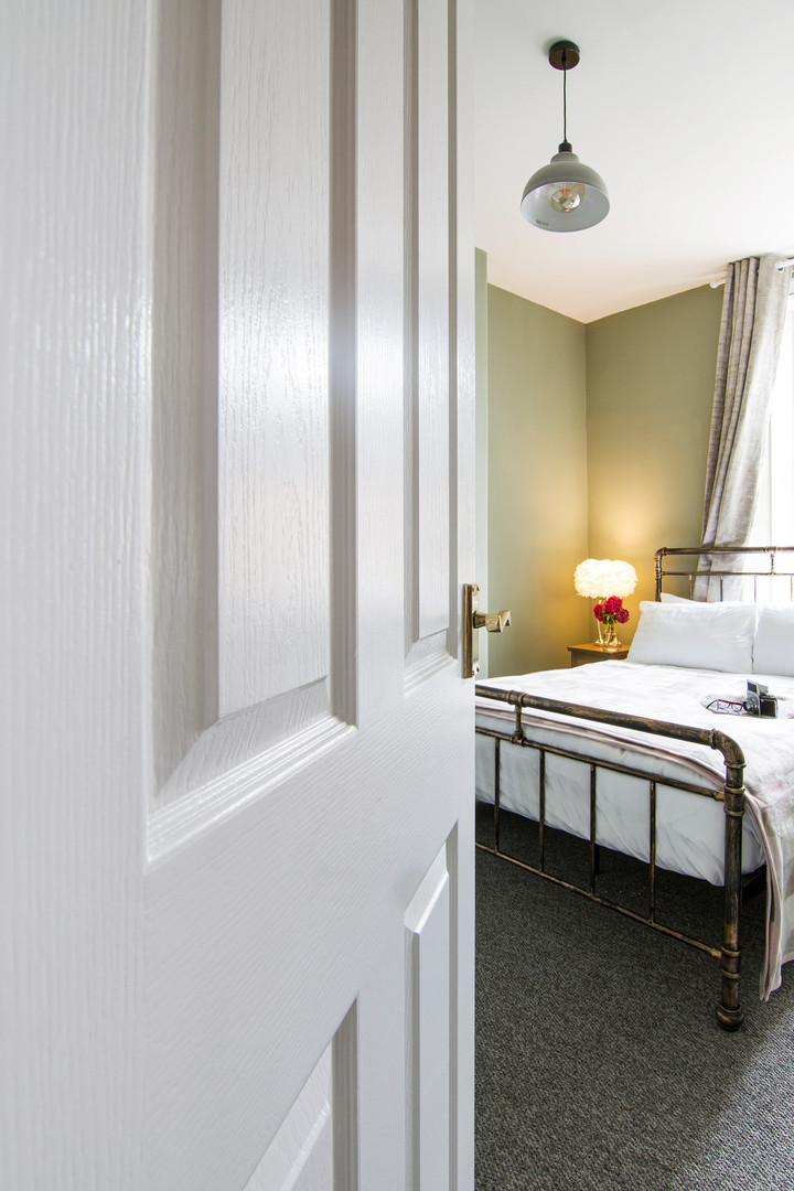 Main bedroom with king-size bed at Little Slate House